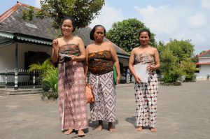 Yogyakarta, Java, Kraton, Palast, traditionelle Kleidung, Frauen, Indonesien, Reiseberichte, Foto: Heiko Meyer, www.wo-der-pfeffer-waechst.de