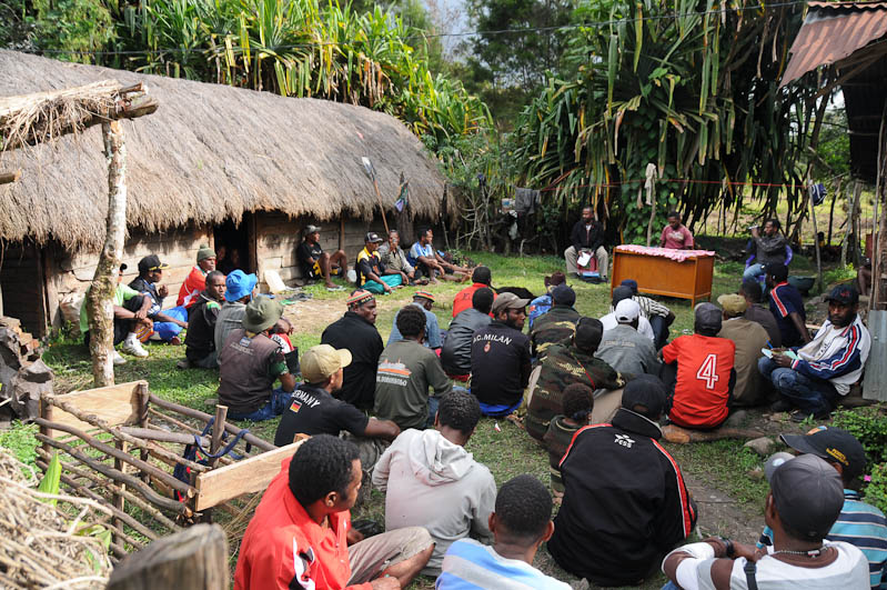 Wamena, West-Papua, Baliem-Tal, valley, Indonesien, Dani, tribe, Stammesdorf, Versammlung, Reisebericht, www.wo-der-pfeffer-waechst.de