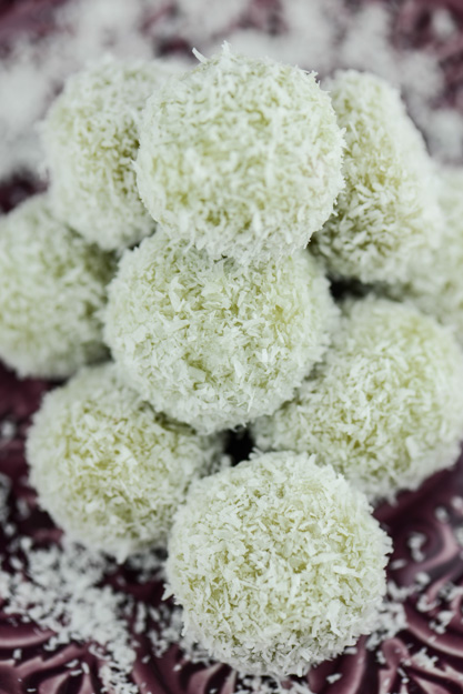 Klepon, Indonesisch, Kochen, Rezept, Süßspeise, Vegetarisch, Vegan, Kokosraspeln, Klebreiskugeln, Palmzucker, www.wo-der-pfeffer-waechst.de