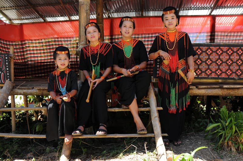 Frauen, traditionelle Kleidung, Tana Toraja, Sulawesi, Island, Insel, Indonesien, Indonesia, Totenkult, Begräbniszeremonien, Reiseberichte, www.wo-der-pfeffer-waechst.de