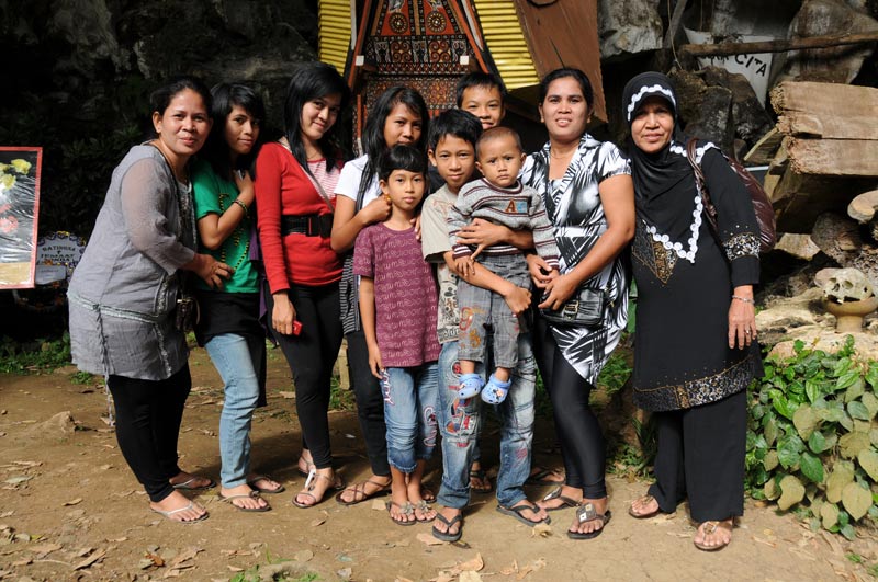 Indonesische Touristen, Begräbniszeremonie, Tana Toraja, Land, Sulawesi, Island, Insel, Indonesien, Indonesia, Totenkult, Reiseberichte, Foto: Heiko Meyer, www.wo-der-pfeffer-waechst.de