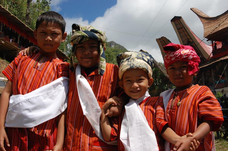 Kinder, Jungen, traditionelle Kleidung, Begräbniszeremonie, Tana Toraja, Sulawesi, Island, Insel, Indonesien, Indonesia, Totenkult, Reiseberichte, Foto: Heiko Meyer, www.wo-der-pfeffer-waechst.de