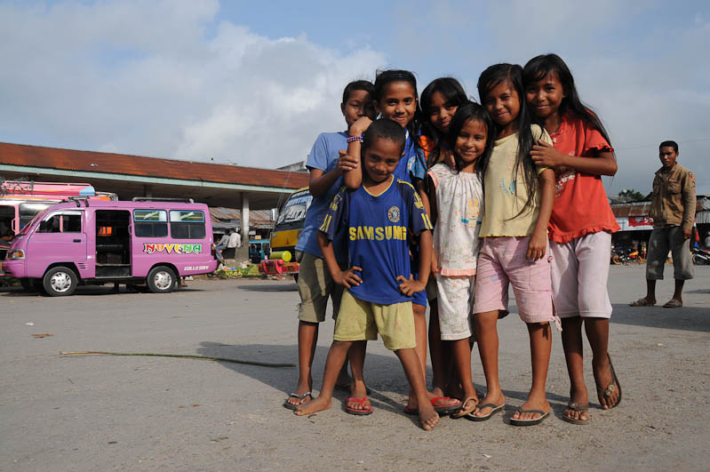 Indonesien, Sumba, Insel, Waikabubak, Gruppenbild, Kinder, Reisebericht, www.wo-der-pfeffer-waechst.de