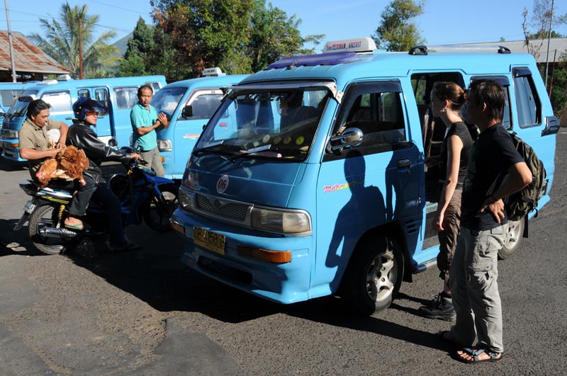 Tomohon, Busterminal, Microlet, Minibus, Mount Mahawu, Vulkan, volcano, Minahasa-Hochland, Nord-Sulawesi, Insel, Indonesien, Indonesia, Reiseberichte, Foto: Heiko Meyer, www.wo-der-pfeffer-waechst.de