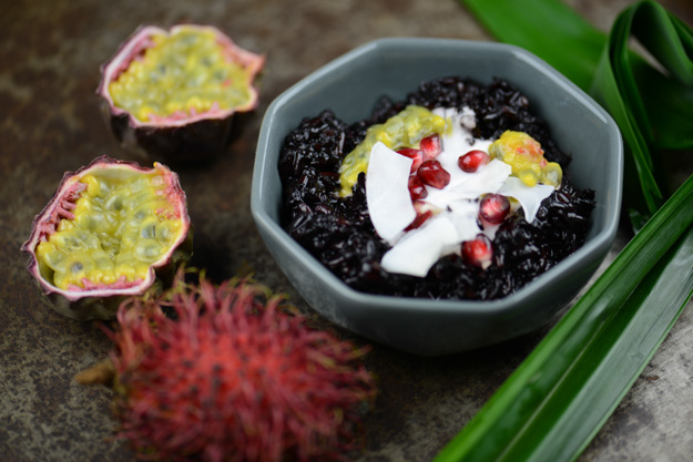 Bubur Ketan Hitam, schwarzer Klebreispudding mit Kokoscreme und Früchten, Indonesien, Kochen, indonesische, Rezepte, Süßspeisen, vegetarische, vegane, www.wo-der-pfeffer-waechst.de