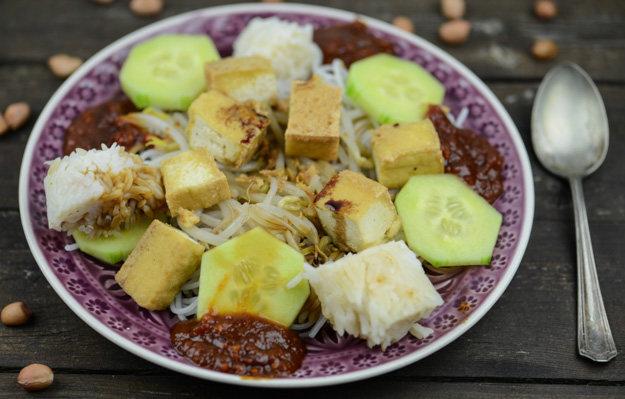 Ketoprak, Veganer Reisnudelsalat mit Tofu und Erdnusssoße, Indonesien, Indonesisches, Kochen, Rezepte, vegetarisches, Gerichte, Speisen, Essen, Zutaten, Küche, www.wo-der-pfeffer-waechst.de