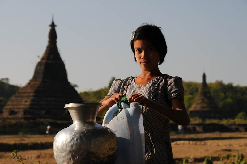 Mrauk U, Tempel, Paya, Pagoden, Rakhine-Staat, State, Division, Ruinen, Locals, Brunnen, Wasser, Mädchen, Myanmar, Burma, Birma, Reisebericht, www.wo-der-pfeffer-waechst.de