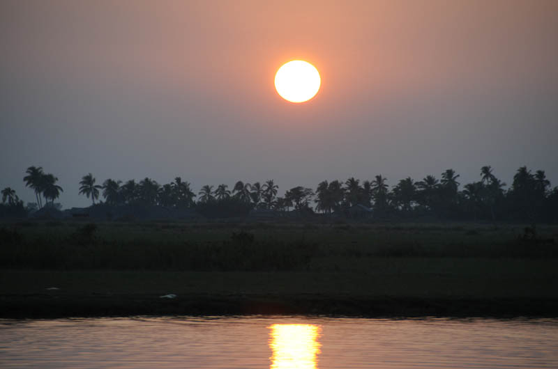 Sittwe, Akyab, Rakhine-Staat, State, Division, Boot, boat, von, nach, to, Mrauk U, Myanmar, Burma, Birma, breiter Kaladan-Fluss, River, Sonnenuntrergang, sunset, Reisebericht, www.wo-der-pfeffer-waechst.de