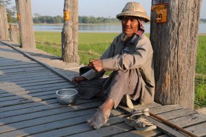 Amarapura, U Bein-Teakholzbrücke, bridge, Bettler, Mandalay, Myanmar, Burma, Birma, Reisebericht, www.wo-der-pfeffer-waechst.de