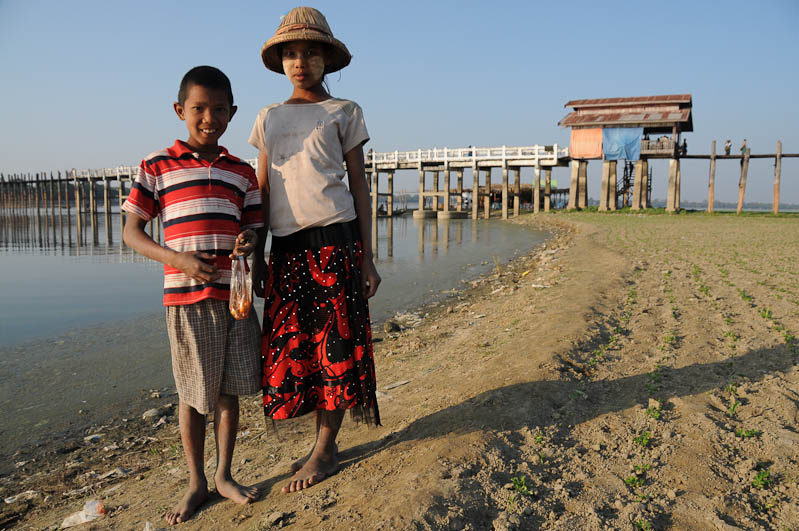 Amarapura, U Bein-Teakholzbrücke, bridge, Kinder, Mandalay, Myanmar, Burma, Birma, Reisebericht, www.wo-der-pfeffer-waechst.de