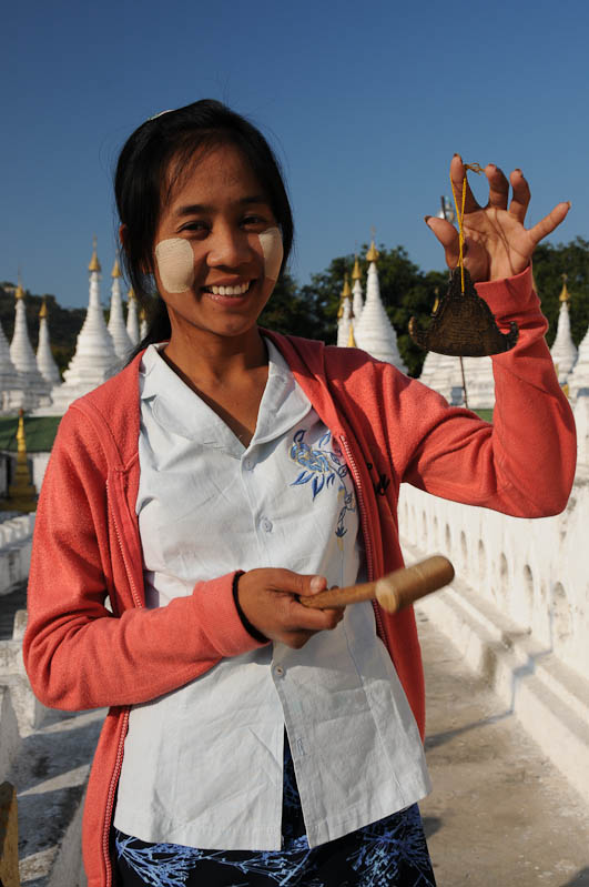 Mandalay, Kuthodaw-Pagode, Frau, Größtes Buch der Welt, Myanmar, Burma, Birma, Reisebericht, www.wo-der-pfeffer-waechst.de