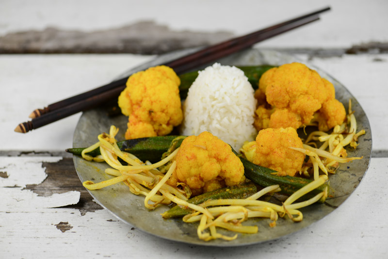 Myanmar, Burmesisches Gemüse-Curry mit Okraschoten, Blumenkohl und Sojasprossen, Kochen, Rezepte, veganes, vegetarisches, Gerichte, Speisen, Essen, Zutaten, Küche, Burma, Birma, www.wo-der-pfeffer-waechst.de