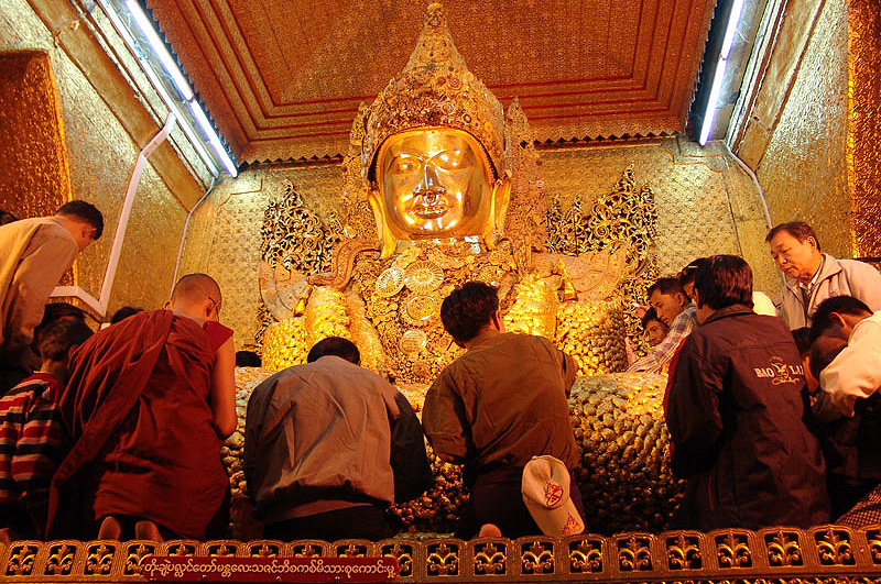 Myanmar, Burma, Birma, Mandalay, Mahamuni-Pagode, Buddha, Schrein, Statue, Tempel, Reiseberichte, www.wo-der-pfeffer-waechst.de