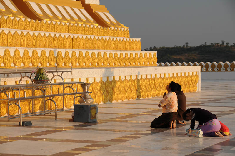 Monywa, Riesen-Buddhas, standing Buddha, stehender, Betende, Buddhisten, Pagode, Tempel, Pagoda, Myanmar, Burma, Birma, Reisebericht, www.wo-der-pfeffer-waechst.de