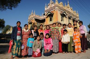 Monywa, Thanboddhay-Pagode, Pagoda, Tempel, Besucherinnen, Myanmar, Burma, Birma, Reisebericht, www.wo-der-pfeffer-waechst.de