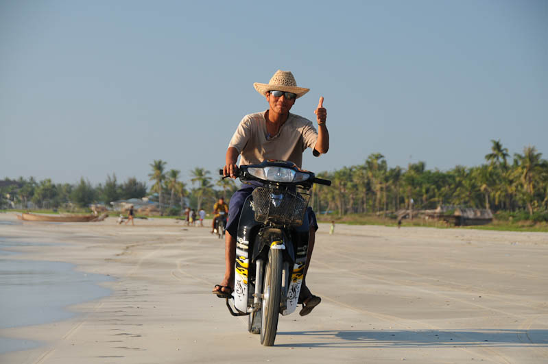 Ngwe Saung Beach, Strand, Motorbike, Myanmar, Burma, Birma, Golf von Bengalen, Reisebericht, www.wo-der-pfeffer-waechst.de