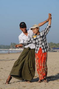 Chaung Tha Beach, Strand, gut gelaunt, Myanmar, Burma, Birma, Golf von Bengalen, Reisebericht, www.wo-der-pfeffer-waechst.de