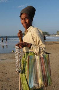 Chaung Tha Beach, Strand, Strandverkäuferin, Myanmar, Burma, Birma, Golf von Bengalen, Reisebericht, www.wo-der-pfeffer-waechst.de