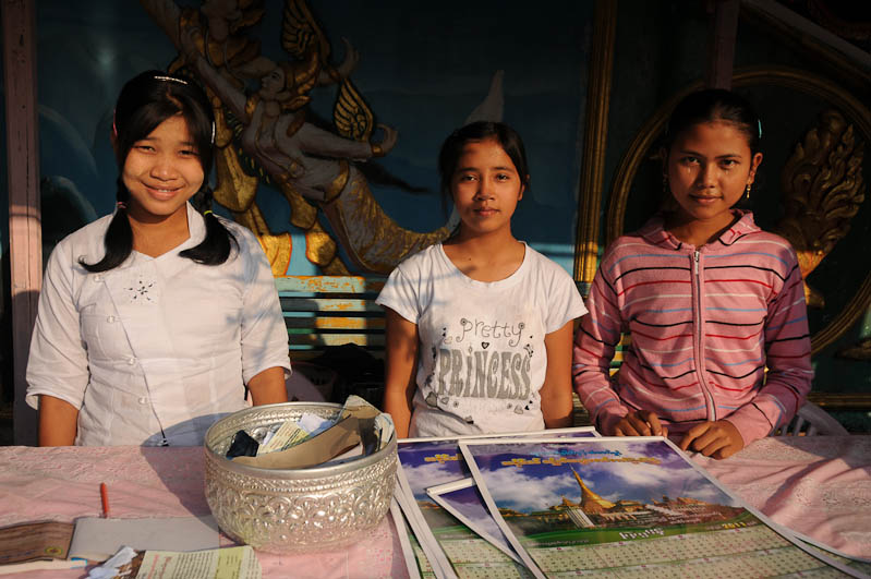 Mawlamyine, Moulmein, Kyaik Thanlan-Pagode, Pagoda, Tempel, Begrüßungskomitee, Myanmar, Burma, Birma, Reisebericht, www.wo-der-pfeffer-waechst.de