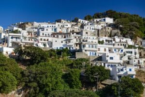 Auch das Bergdorf Koronos liegt malerisch eingebettet in dieser schönen Landschaft