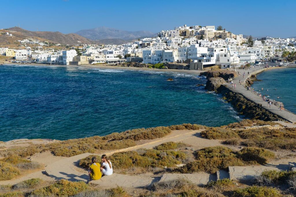 Blick auf Naxos-Stadt von der Portara. Naxos ist unsere nächste Station beim Inselhüpfen in Griechenland