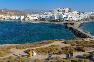 Blick auf Naxos-Stadt von der Portara. Naxos ist unsere nächste Station beim Inselhüpfen in Griechenland