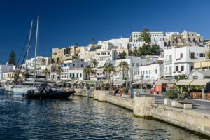 Die Hafenpromenade Paralia in Naxos-Stadt