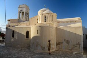 Von vorn erinnert die Kathedrale an ein klassisch venezianisches Gotteshaus, von der Seite und Rückseite an eine typische Kykladenkirche
