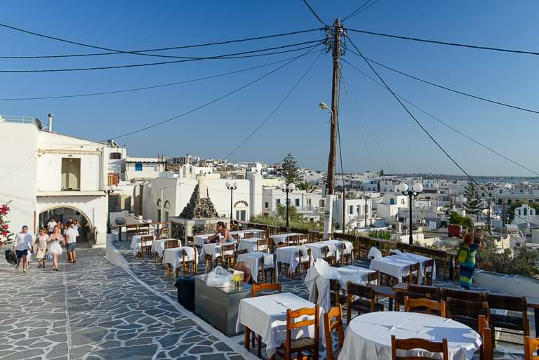 Höher gelegene Open-air-Taverne in Naxos-Stadt