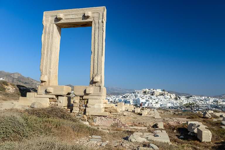 Die Portara, ein antikes Tempeltor, gilt als Wahrzeichen von Naxos