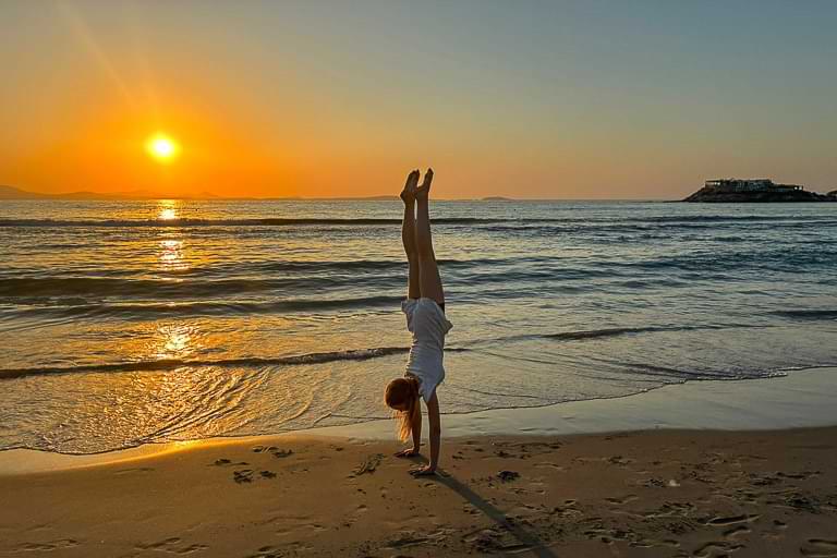 Sonnenuntergang, Agios Georgios Beach, Naxos, sunset, Kind, Handstand