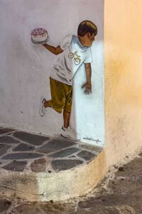 Streetart in Naxos-Stadt: tortenwerfender Junge