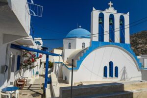 Weiß-blaue Kykladen-Kirche in Appolonas