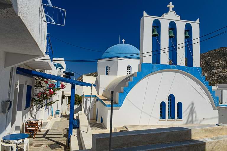 Weiß-blaue Kykladen-Kirche in Appolonas