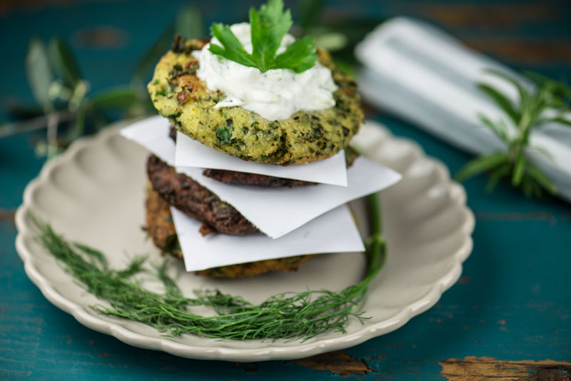 Griechische Zucchinipuffer mit Tzatziki, Pflanzerl, Kolokithokeftedes, Mezzedes, griechische Vorspeisen, Griechenland, vegetarisches, Kochen, Rezepte, Gerichte, Speisen, Essen, Zutaten, Küche, www.wo-der-pfeffer-waechst.de