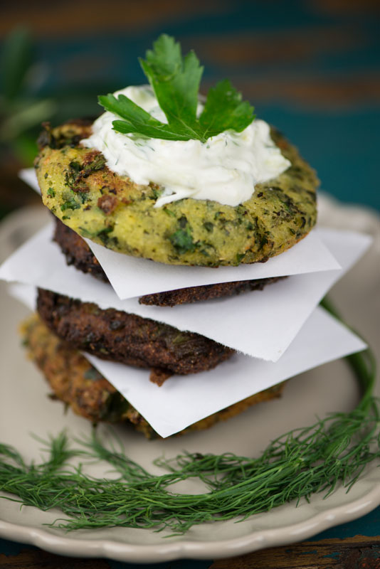 Griechische Zucchinipuffer mit Tzatziki, Pflanzerl, Kolokithokeftedes ...