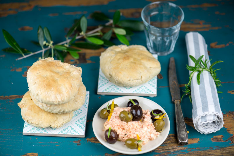 Pitabrote, Fetacreme mit Paprika, Marinierte Oliven, Mezzedes, griechische Vorspeisen, Griechenland, vegetarisches, griechisches, Kochen, Rezepte, Gerichte, Speisen, Essen, Zutaten, Küche, www.wo-der-pfeffer-waechst.de