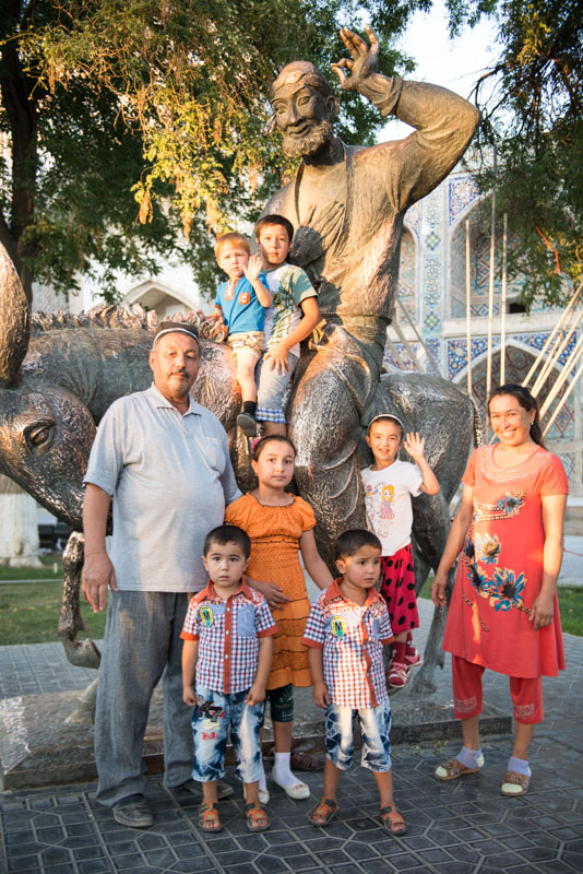 Statue von Nasreddin, Esel, Familienfoto, Labi Chaus, Labi Hauz, Lyab-i Hauz, Altstadt, Buchara, Bukhara, Buxoro, Reisen, entlang der, Seidenstraße, Usbekistan, Zentralasien, Reiseberichte, www.wo-der-pfeffer-waechst.de