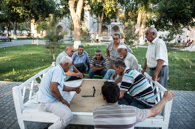 Männer spielen Domino, Labi Chaus, Labi Hauz, Lyab-i Hauz, Altstadt, Buchara, Bukhara, Buxoro, Reisen, entlang der, Seidenstraße, Usbekistan, Zentralasien, Reiseberichte, www.wo-der-pfeffer-waechst.de