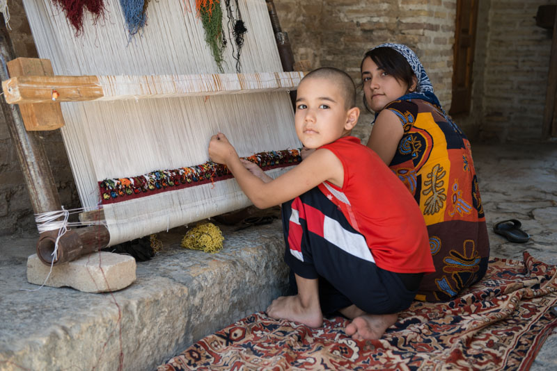 Teppich Knupfen Kinderarbeit Buchara Bukhara Buxoro Reisen Entlang Der Seidenstrasse Usbekistan Zentralasien Markt Uberkuppelte Basare Reiseberichte Www Wo Der Pfeffer Waechst De Wo Der Pfeffer Wachst Reisen Und Speisen