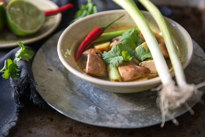 Tom Yam, Suppe, Thailand, Thailändisches, Kochen, Rezepte, Gerichte, Essen, Speisen, Zutaten, vegetarisches, veganes, Tofu, Zitronengras, Galgant, Limettenblätter, Chili, Reiseblogger, www.wo-der-pfeffer-waechst.de