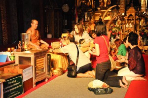 Chiang Mai, Nordthailand, Wat Doi Suthep, buddhistischer Tempel, Mönche, Reisetipps, Reisen mit Kindern, Babys, Kleinkindern, Elternzeit, Asien, Reiseberichte, Reiseblogger, www.wo-der-pfeffer-waechst.de