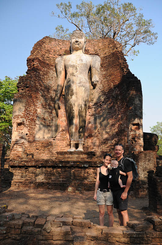 Kamphaeng Phet, Historical Park, Thailand, UNESCO-Weltkulturerbe, Wat, Tempel, Ruinen, stehender Buddha, Ausflüge, Reisetipps, Reisen mit Kindern, Babys, Kleinkindern, Elternzeit, Familie, Asien, Reiseberichte, Reiseblogger, www.wo-der-pfeffer-waechst.de