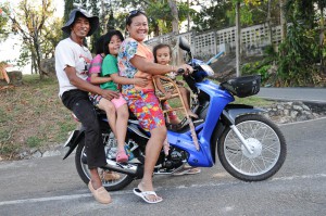 Krabi, Thailand, Krabi-Stadt, town, 5 Menschen auf einem Moped, Anreise, Weiterreise, Verkehr, Motorradtaxi, Reisen mit Kindern, Babys, Kleinkindern, Elternzeit, Asien, Reiseberichte, Reiseblogger, www.wo-der-pfeffer-waechst.de