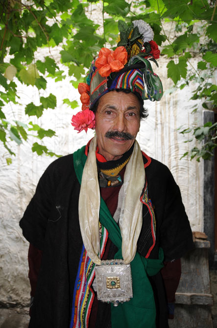 Indoarischer Mann in traditioneller Kleidung, Indoarische Dörfer, Dha-Hanu, Ladakh, ethnische Minderheit, Indien, indischer Himalaya, Himalaja-Gebirge, Indus-Tal, Reisetipps, Rundreisen, Tour, Asien, Reiseberichte, Reiseblogger, www.wo-der-pfeffer-waechst.de