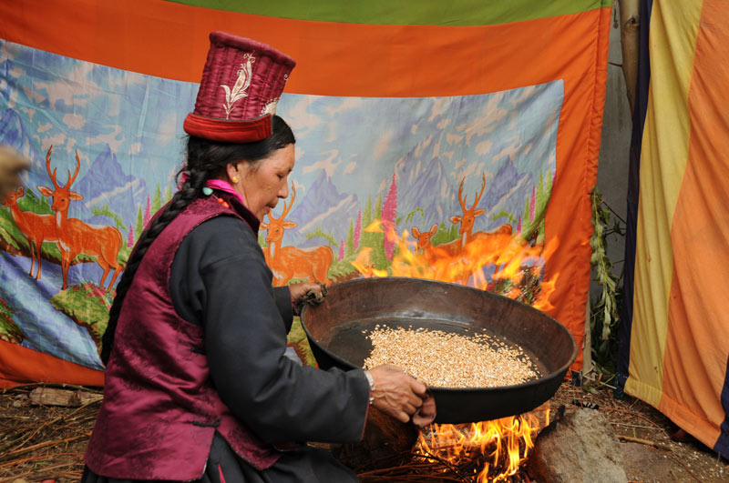 Leh, Women's Association of Ladakh, Frau, Getreide, Indien, indischer Himalaya, Himalaja-Gebirge, Jammu und Kashmir, Reisetipps, Rundreisen, Asien, Reiseberichte, Reiseblogger, www.wo-der-pfeffer-waechst.de