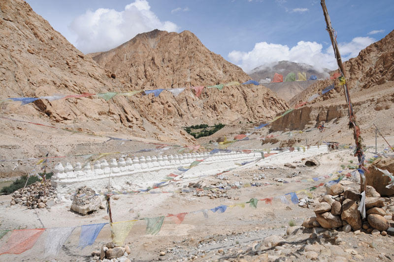 Ladakh, Indien, indischer Himalaya, Himalaja-Gebirge, Landschaft, Tschörten, Berge, Gebetsfahnen, Reisetipps, Rundreisen, Asien, Reiseberichte, Reiseblogger, www.wo-der-pfeffer-waechst.de