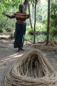 Frau, Dorf, Seilherstellung aus Kokosfasern, Backwaters-Tour, Kerala, Kanu, Munroe Island, Monroe Island, Kollam, Südindien, Kuttanad, Reisetipps, Reisen mit Kindern, Rundreisen, Asien, Reiseberichte, Reiseblogger, www.wo-der-pfeffer-waechst.de