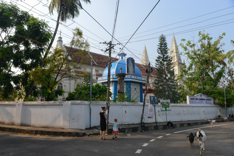 Fort Kochi, Cochin, Santa-Cruz-Kathedrale, europäische Kirche, Kolonialgebäude, Südindien, Kerala, Reisetipps, Reisen mit Kindern, Kleinkindern, Elternzeit, Babys, Rundreisen, Südasien, Reiseberichte, Reiseblogger, www.wo-der-pfeffer-waechst.de