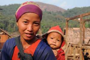 Laos, Nordlaos, Vieng Phouka, Vieng Phoukha, Trekkingtour, Bergvölker, Hill Tribes, Akha Trail, Akha, Stammesdorf, Bergdorf, village, Mutter mit Kind, Reisetipps, Rundreisen, Asien, Reiseberichte, Reiseblogger, www.wo-der-pfeffer-waechst.de